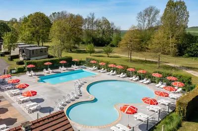 Piscine de l'établissement Camping Country Park Crecy La Chapelle - Site Officiel - Next to Disneyland Paris ou située à proximité