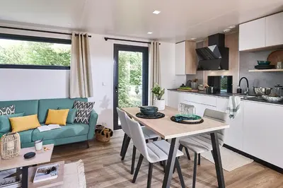 Cuisine ou kitchenette dans l'établissement Camping Country Park Crecy La Chapelle - Site Officiel - Next to Disneyland Paris