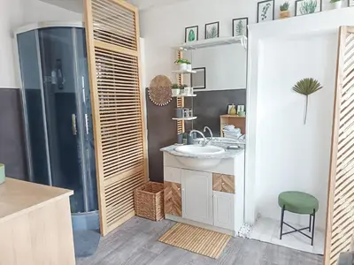 Salle de bains dans l'établissement ROOMS HOME CSM Suites privées 1 ou 2 chambres en cœur de ville entre Paris et Reims 40 mn Disneyland Paris