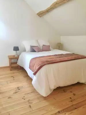 Un ou plusieurs lits dans un hébergement de l'établissement Cottage de charme à la campagne