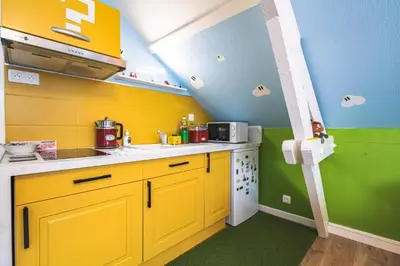 Cuisine ou kitchenette dans l'établissement ExploreReims - studio magique proche gare et centre