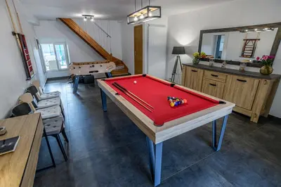 Billard dans l'établissement Le Logis du Marquis Jacuzzi Billard