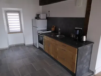 Cuisine ou kitchenette dans l'établissement Au Terminus 15 Personnes
