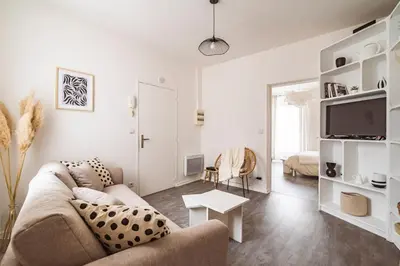 Télévision ou salle de divertissement dans l'établissement Charmant appartement à Épernay