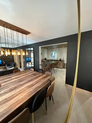 Coin salon dans l'établissement Maison 200m2- 9 chambres avec sdb - 16-18 personnes - séminaire-Proche Centre-Ville-Gare et Arena-terrasse