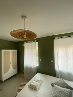 Un ou plusieurs lits dans un hébergement de l'établissement Maison 200m2- 9 chambres avec sdb - 16-18 personnes - séminaire-Proche Centre-Ville-Gare et Arena-terrasse