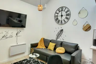 Télévision ou salle de divertissement dans l'établissement Sublime appart rénové duplex centre ville 4pers wifi