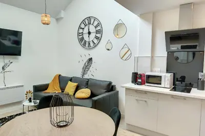 Cuisine ou kitchenette dans l'établissement Sublime appart rénové duplex centre ville 4pers wifi