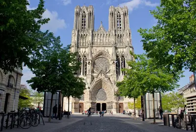 Vélo sur le terrain de l'établissement Reims Cathédrale / Hyper Centre ou dans les environs