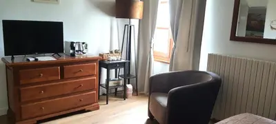 Télévision ou salle de divertissement dans l'établissement Le Cèdre