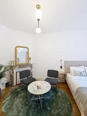 Un ou plusieurs lits dans un hébergement de l'établissement So Guest, Clou dans le fer, modern suite near cathedral