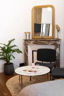 Coin salon dans l'établissement So Guest, Clou dans le fer, modern suite near cathedral