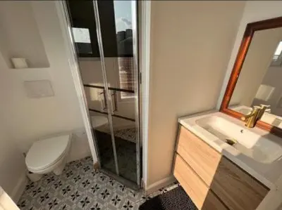 Salle de bains dans l'établissement Bulle de champagne : petit cocon en plein centre