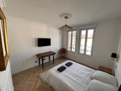 Télévision ou salle de divertissement dans l'établissement Bulle de champagne : petit cocon en plein centre