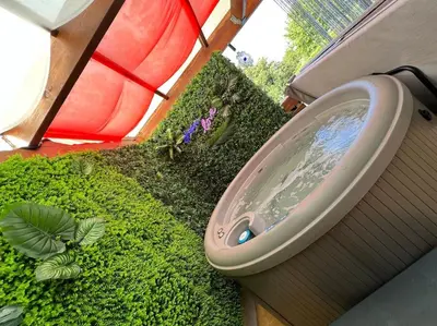 Jardin de l'établissement Kings Villa near Disneyland reserved only for family with kids