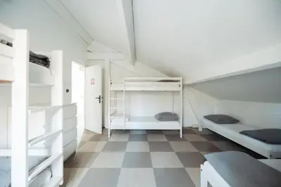 Un ou plusieurs lits dans un hébergement de l'établissement La Donaclaudré - Hébergement de groupe en pleine nature, idéal pour tous vos séjours ! 63 couchages - 2 grandes salles - Salle de jeux - Cuisine professionnelle - Accessible facilement - Localisation attractive -Proche Paris & Disney