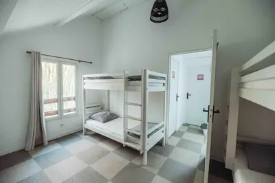 Un ou plusieurs lits dans un hébergement de l'établissement La Donaclaudré - Hébergement de groupe en pleine nature, idéal pour tous vos séjours ! 63 couchages - 2 grandes salles - Salle de jeux - Cuisine professionnelle - Accessible facilement - Localisation attractive -Proche Paris & Disney