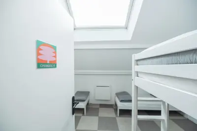 Un ou plusieurs lits dans un hébergement de l'établissement La Donaclaudré - Hébergement de groupe en pleine nature, idéal pour tous vos séjours ! 63 couchages - 2 grandes salles - Salle de jeux - Cuisine professionnelle - Accessible facilement - Localisation attractive -Proche Paris & Disney