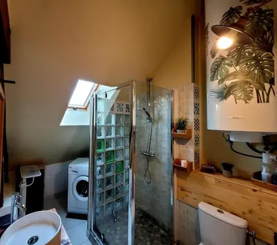 Salle de bains dans l'établissement La Maison Au 1894 bulles de bonheur et Spa