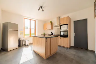 Cuisine ou kitchenette dans l'établissement Gîte de la Louvière - maison de campagne
