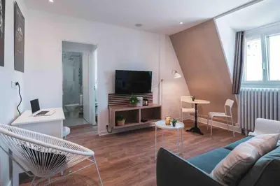 Télévision ou salle de divertissement dans l'établissement La Suite 7 Gîte Urbain