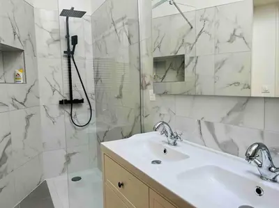 Salle de bains dans l'établissement COSY T3 Centre Reims/Pkg Privé