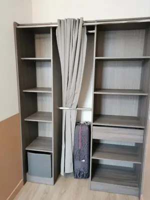 Bibliothèque dans l'appartement