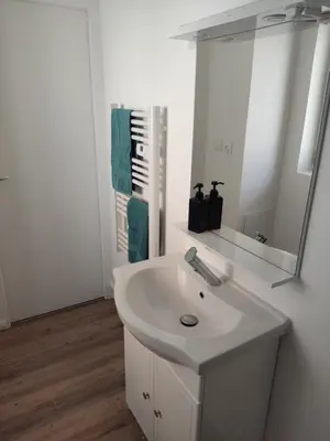 Salle de bains dans l'établissement La Ribemontoise, calme et proche commerces