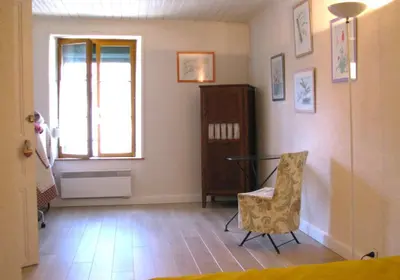 Coin salon dans l'établissement Le petit gite