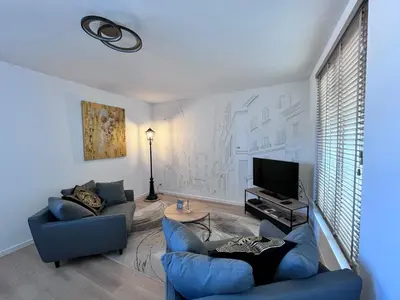 Télévision ou salle de divertissement dans l'établissement La Bulle Dorée