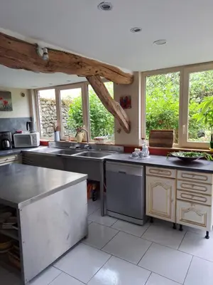 Cuisine ou kitchenette dans l'établissement La Hulottière-Gîte La Grange