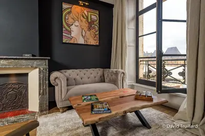 Coin salon dans l'établissement Suites MANA - Cupidon avec superbe vue Place Ducale Parking inclus