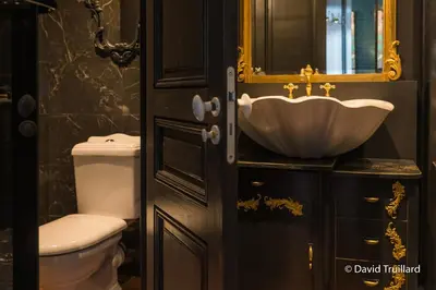Salle de bains dans l'établissement Suites MANA - Cupidon avec superbe vue Place Ducale Parking inclus