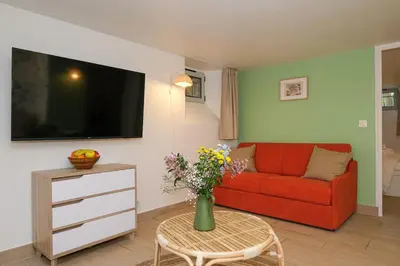Télévision ou salle de divertissement dans l'établissement L'Eucalyptus avec Parking & Wifi