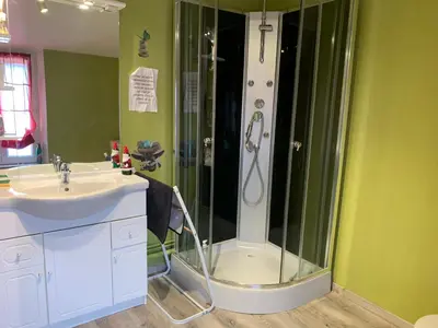 Salle de bains dans l'établissement Chez Franck et Sandra, plein centre ville , 2eme étage