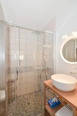 Salle de bains dans l'établissement Le Petit Cellier
