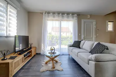 Télévision ou salle de divertissement dans l'établissement Gite de l'Oie - Maison avec grand jardin