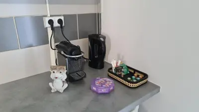 Plateau bouilloire dans l'établissement Appartement Rethel - Netflix - Marc & cécile