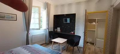 Télévision ou salle de divertissement dans l'établissement SALAMANDRE