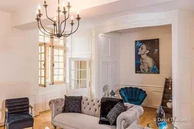 Coin salon dans l'établissement Suites Mana - MATAHINA avec VUE SUPERBE sur la Place DUCALE et Parking privé inclus