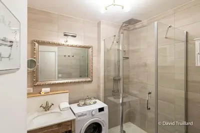 Salle de bains dans l'établissement Suites Mana - MATAHINA avec VUE SUPERBE sur la Place DUCALE et Parking privé inclus