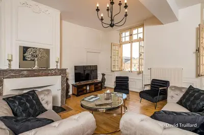 Télévision ou salle de divertissement dans l'établissement Suites Mana - MATAHINA avec VUE SUPERBE sur la Place DUCALE et Parking privé inclus