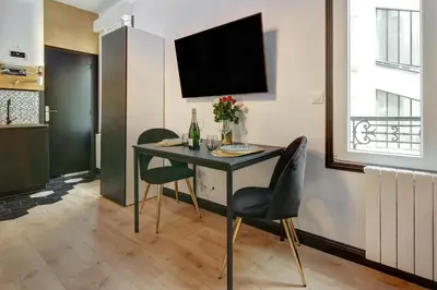Télévision ou salle de divertissement dans l'établissement Love Avenue 51 - Studio proche du centre