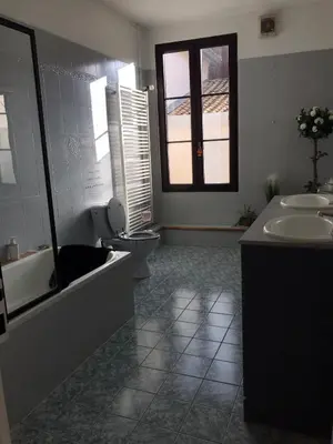 Salle de bains dans l'établissement Chez Franck et Sandra , plein centre ville, 1 er étage