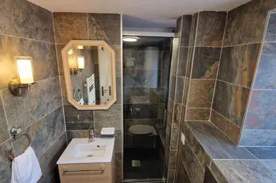 Salle de bains dans l'établissement Le Cygne