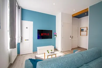 Coin salon dans l'établissement Cocon d'Hiver - Netflix & Wifi - Parking Gratuit - check-in 24H24 - Kit Bébé disponible sur demande - Emplacement Vélos - GoodMarning