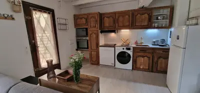 Cuisine ou kitchenette dans l'établissement Maison charmante climatisée avec aire de jeu à 35 minutes de Disneyland Paris