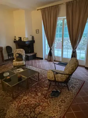Coin salon dans l'établissement Relais Napoléonien Gîte historique au vert, 1h de Paris