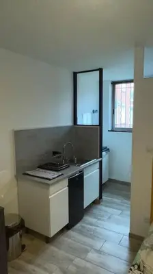 Cuisine ou kitchenette dans l'établissement Logement 2 personnes.