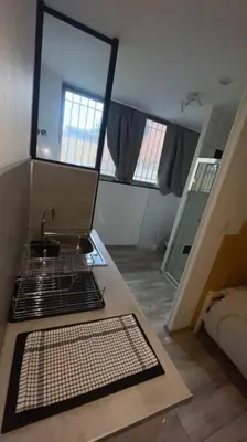 Cuisine ou kitchenette dans l'établissement Logement 2 personnes.